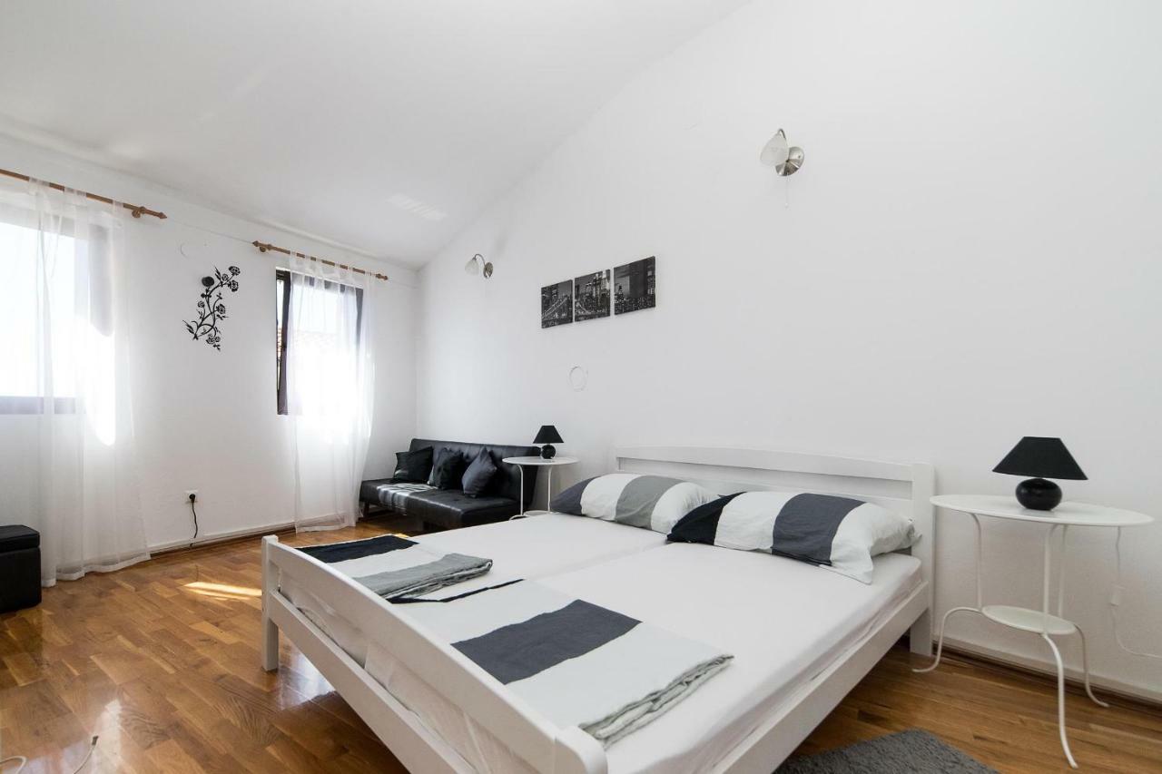 Apartmani Kristina ซริกเวนิซา ภายนอก รูปภาพ